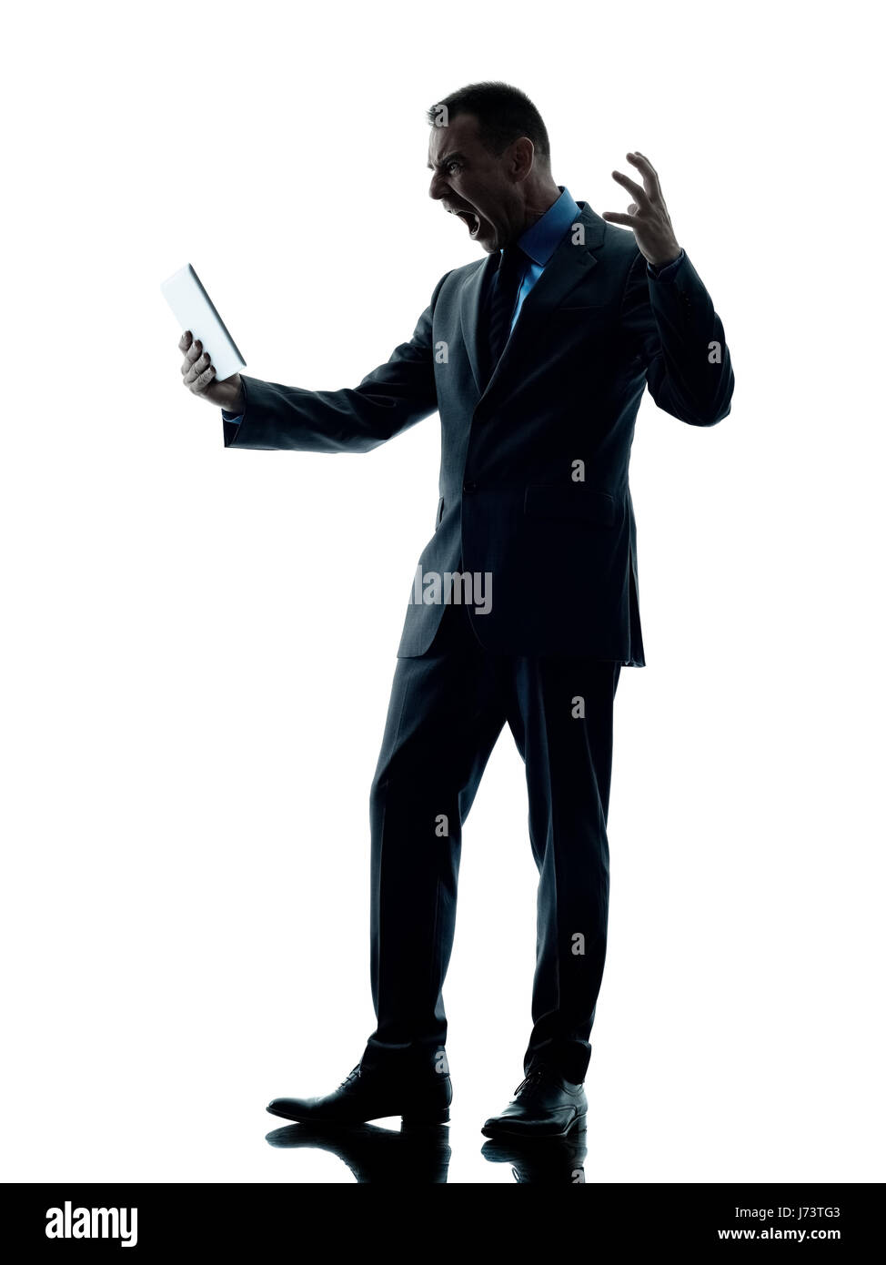 Un caucasian business man standing con tavoletta digitale arrabbiato silhouette isolati su sfondo bianco Foto Stock