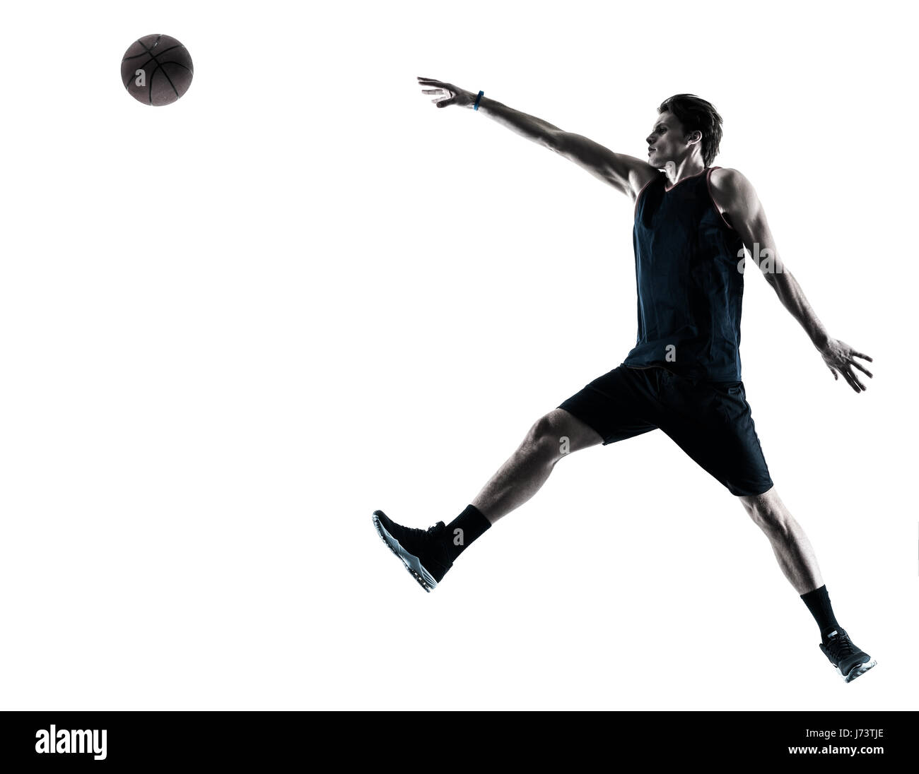 Bambino che gioca a basket con pallone da basket. Bambino con palla da  basket sullo sfondo del cielo, allegro e piacevole Foto stock - Alamy