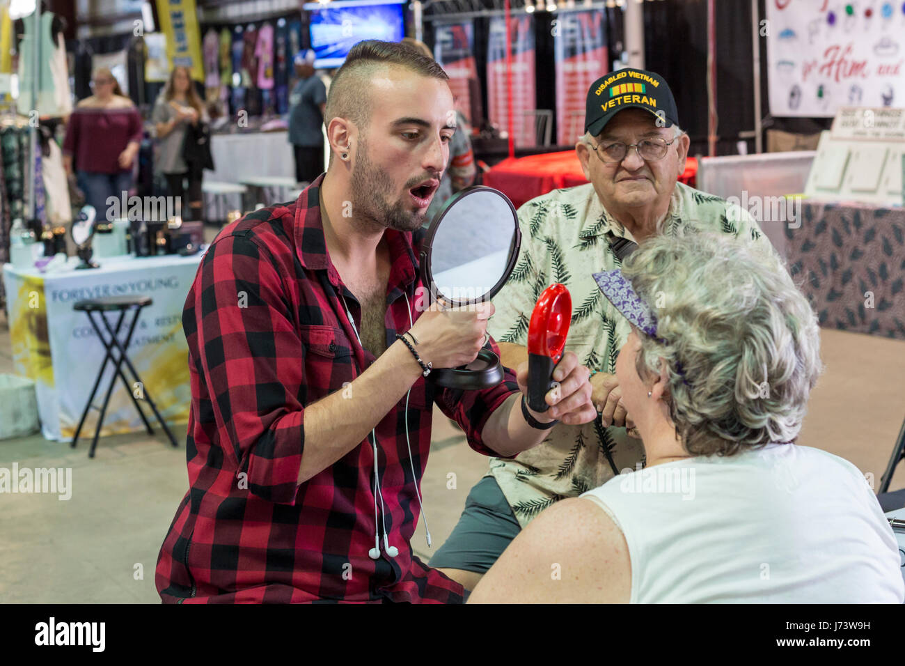 Phoenix, Arizona - un venditore discute i sempre giovani e collagene restylane trattamento per una donna alla Maricopa County Fair. Foto Stock