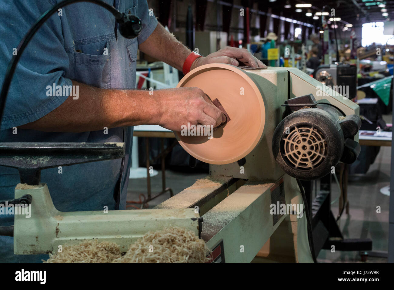 Phoenix, Arizona - un artigiano dimostra la produzione di una ciotola di legno a Maricopa County Fair. Foto Stock