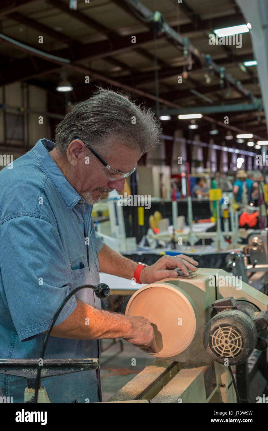 Phoenix, Arizona - un artigiano dimostra la produzione di una ciotola di legno a Maricopa County Fair. Foto Stock