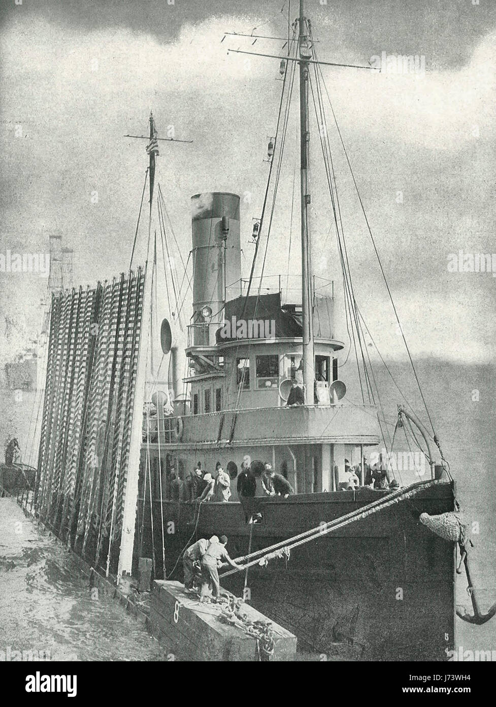 Obiettivo galleggiante per la pratica di battaglia - prendendo un bersaglio per la flotta sulla punta meridionale motivi di pratica. Circa 1912 Foto Stock