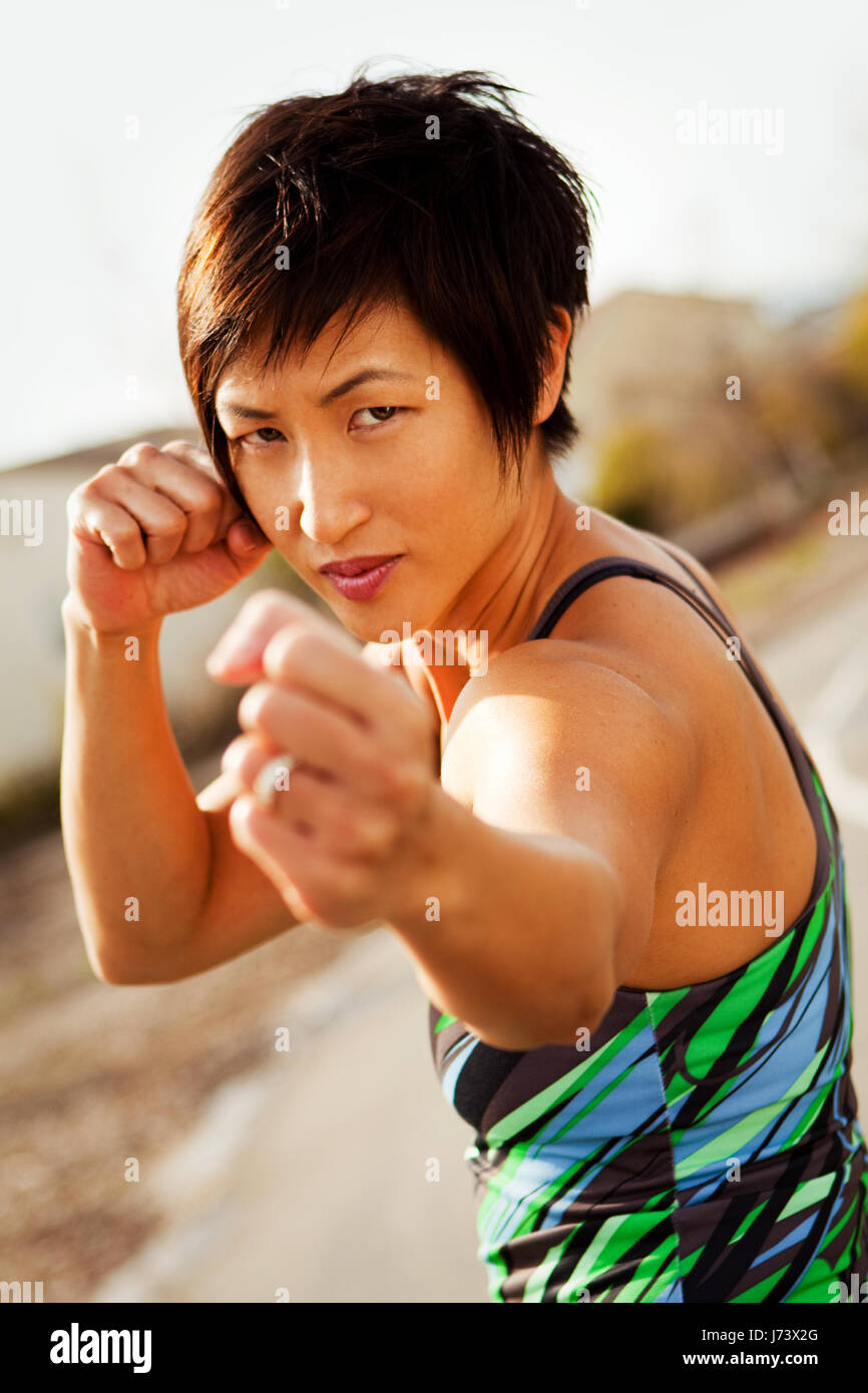 Donna asiatica in esecuzione e di esercizio al di fuori Foto Stock