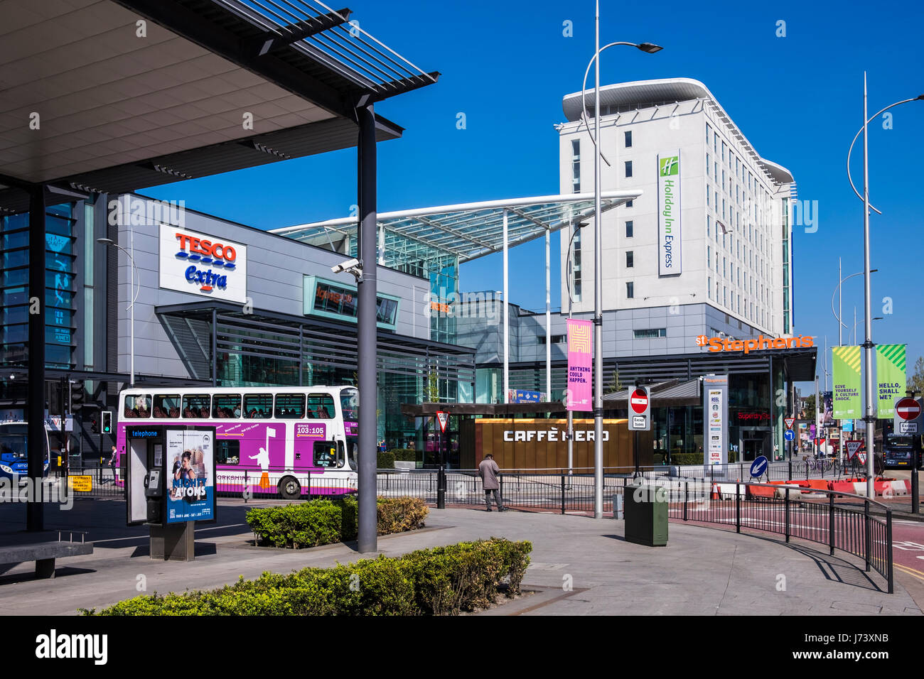 St.Stephen's shopping centre affiancato da Tesco & Holiday Inn di Kingston Upon Hull, Yorkshire, Inghilterra, Regno Unito Foto Stock