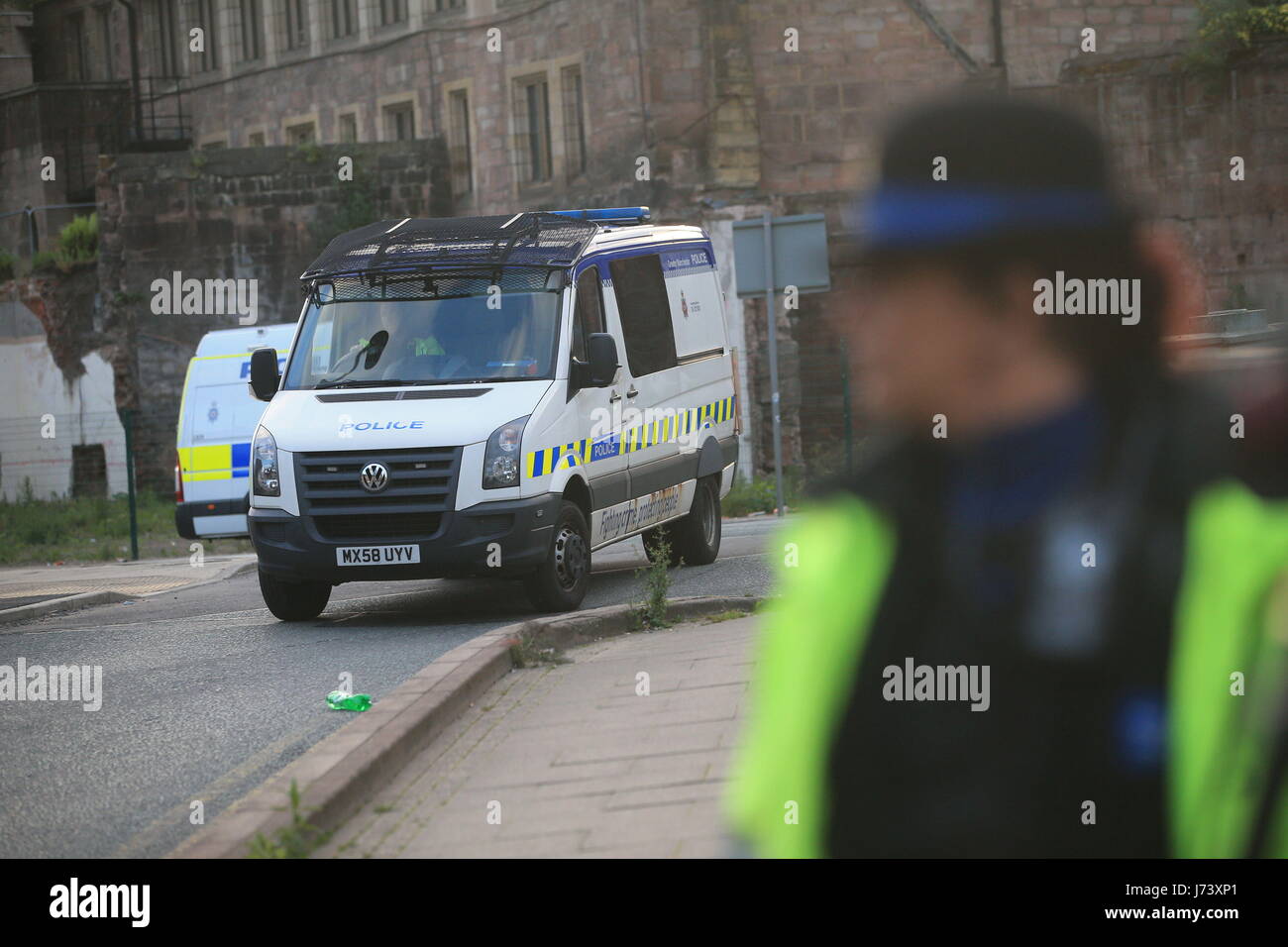 Un veicolo di polizia vicino al Manchester Arena dove un sospetto attacco terroristico alla fine di un concerto di noi stella Ariana Grande sinistra 19 morti. Foto Stock