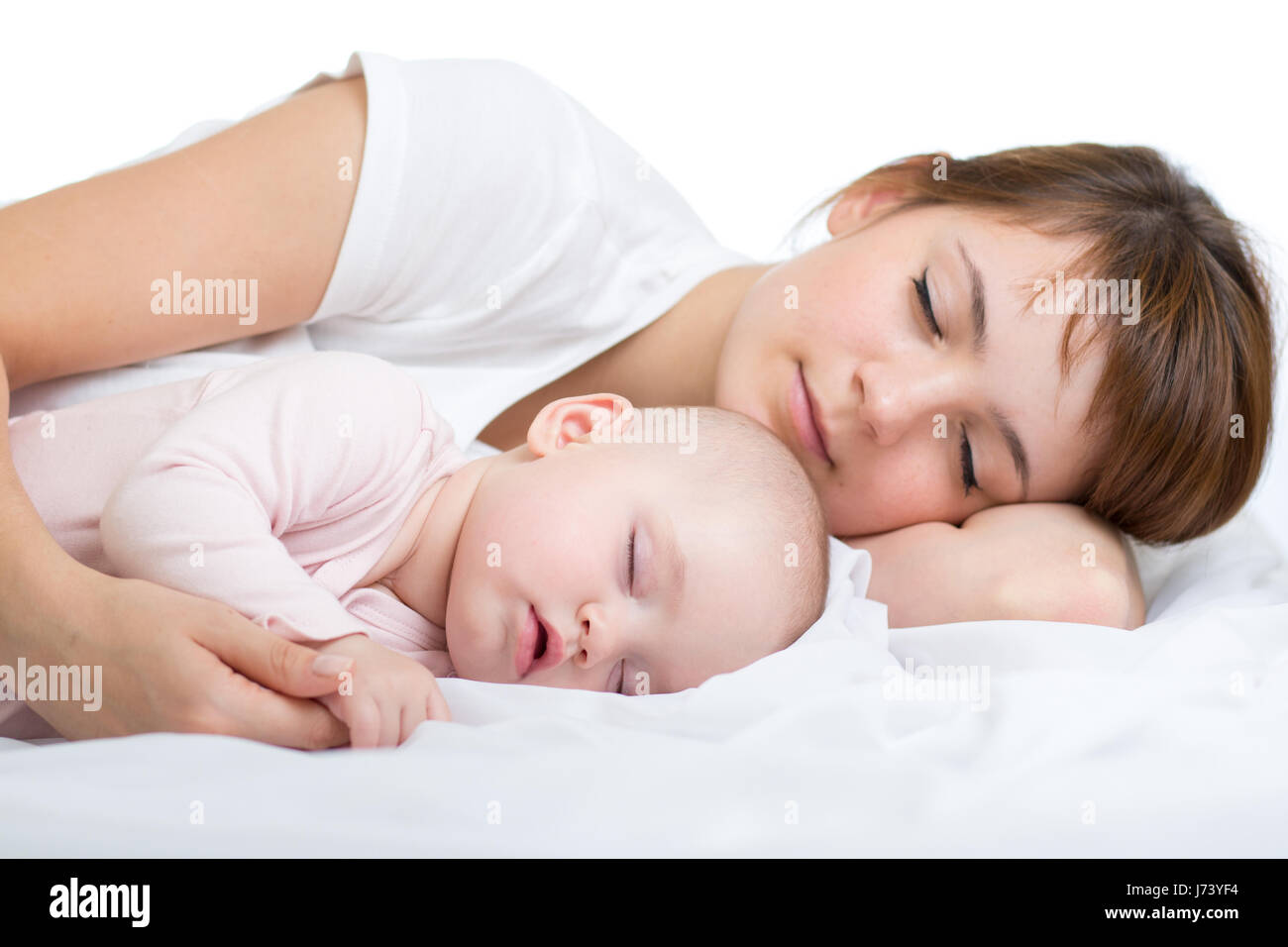 Giovane madre e il suo bambino, dormire nel letto Foto Stock