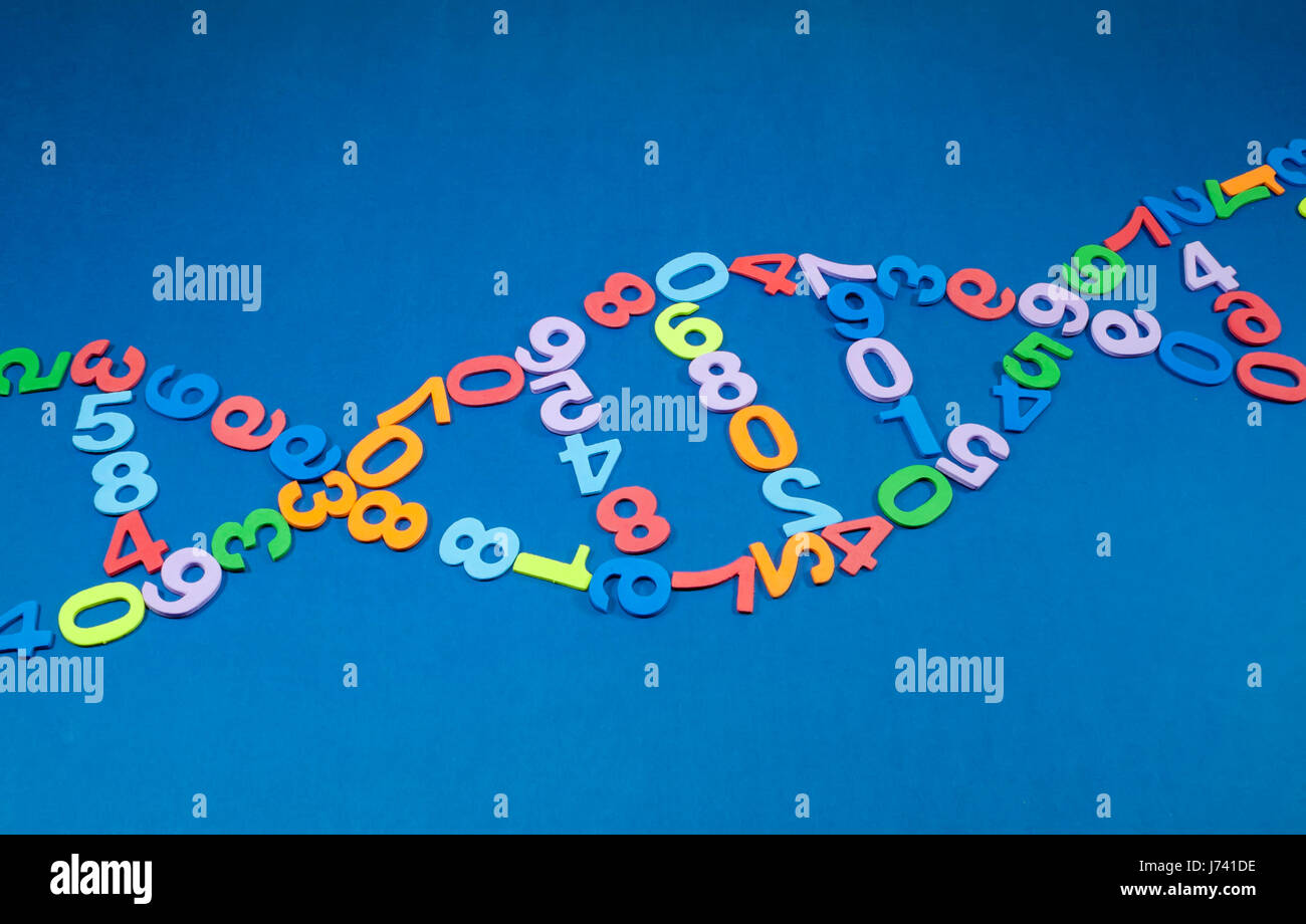 Molecola di DNA concept realizzato da numeri colorati che rappresentano la doppia elica struttura e coppie di basi, la bioinformatica e l'ingegneria molecolare Foto Stock