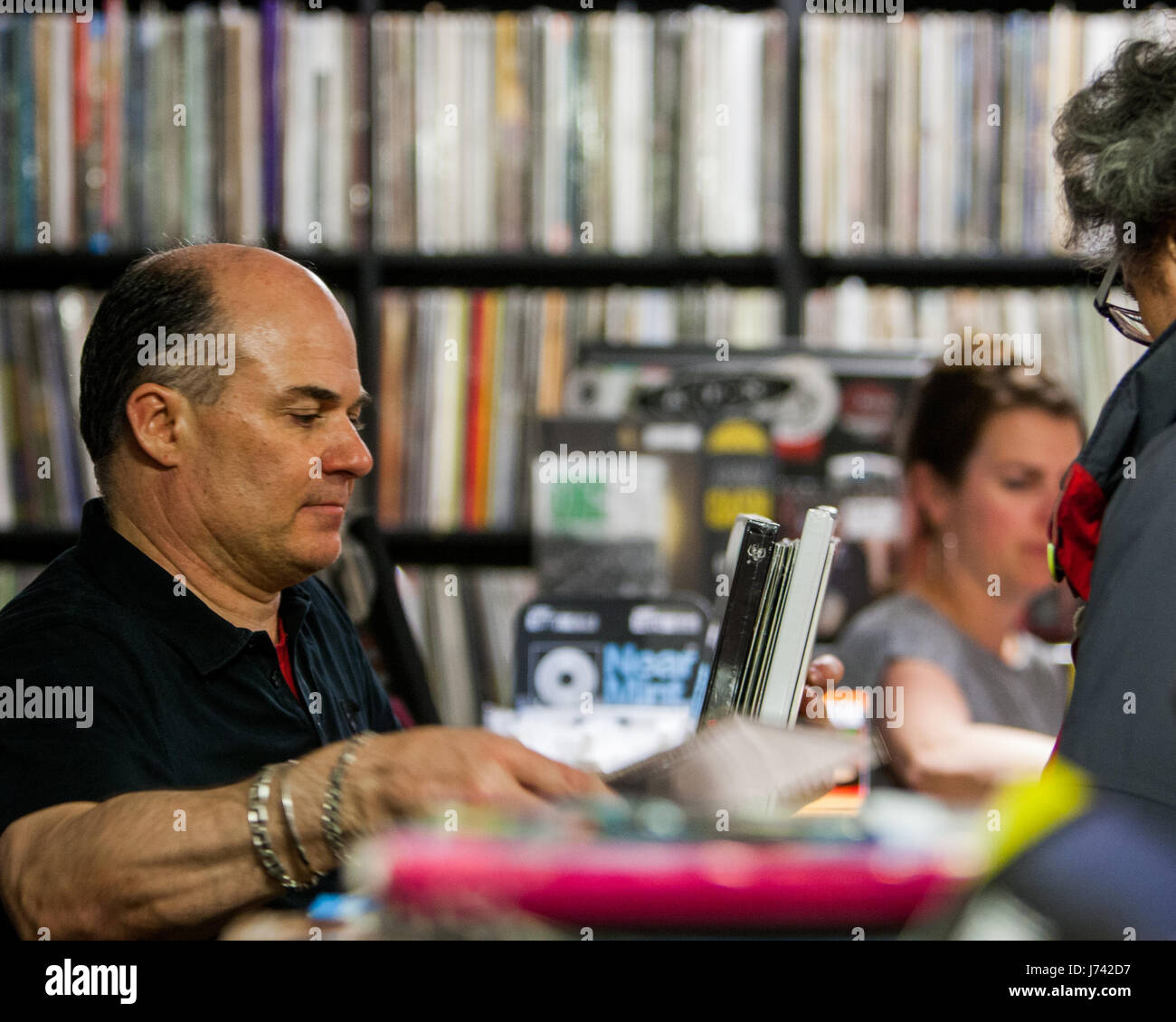 Record Store Day è il giorno in cui oltre 200 record indipendenti negozi in tutto il Regno Unito si riuniscono per celebrare la loro cultura unica, con speciale vinile comunicati stampa, eventi e spettacoli. Dotato di: atmosfera, vista in cui: Londra, Regno Unito quando: 22 Apr 2017 Credit: Wheatley/WENN Foto Stock