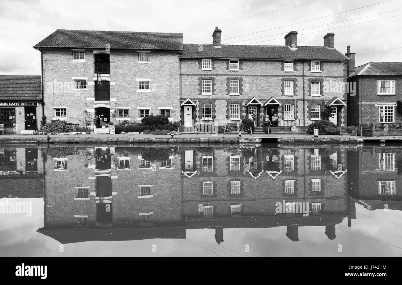 Grand Union Canal at Stoke Bruerne, Northamptonshire. Foto Stock