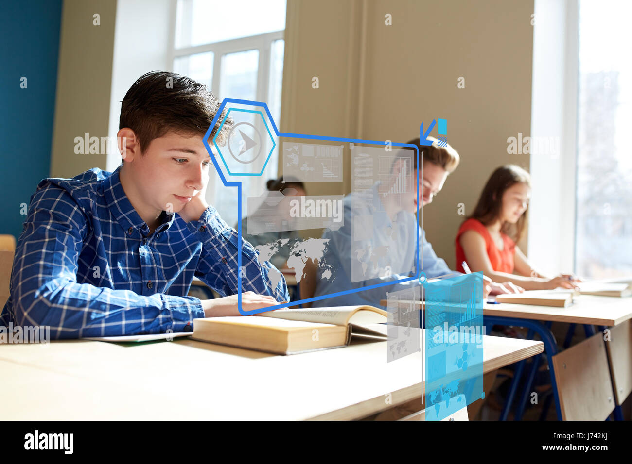 Gruppo di studenti con i libri di scuola di scrittura test Foto Stock