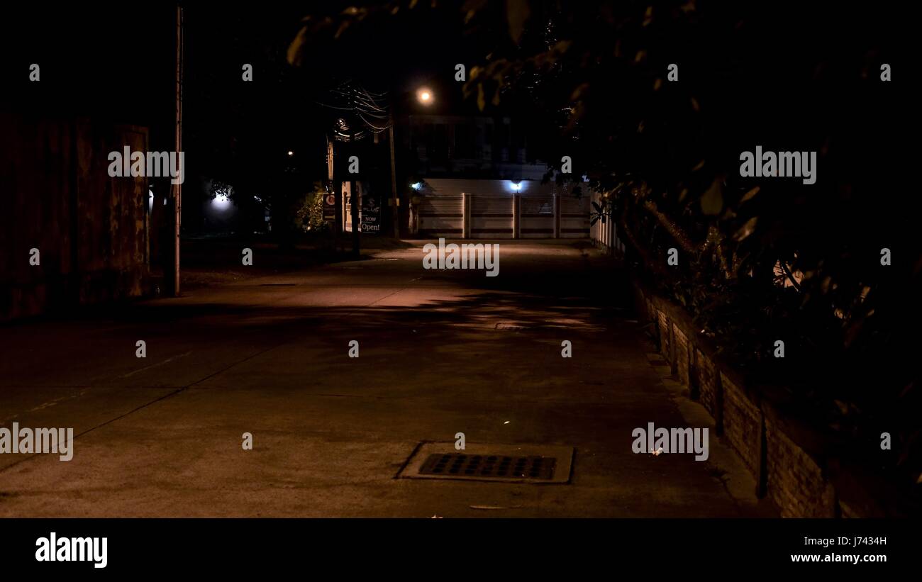 Notte oscurità deserta Street Low Light Shadows North Central Pattaya Thailandia Foto Stock