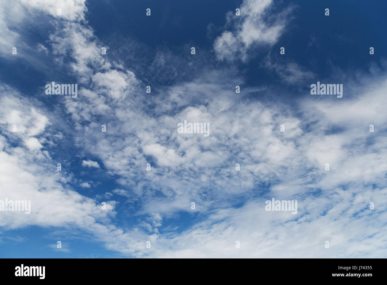 cielo nuvoloso blu Foto Stock