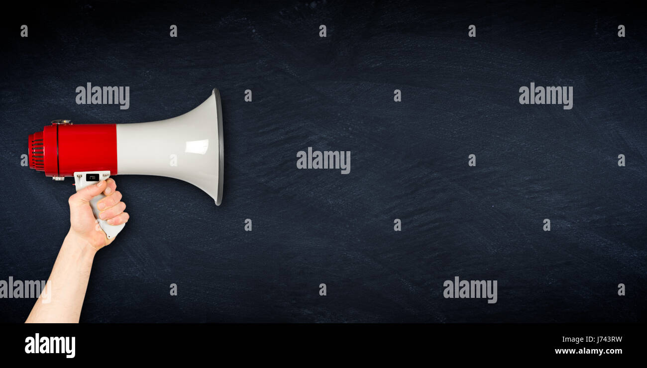 Ampi vuoti ardesia lavagna Lavagna con mano azienda megafono business sfondo bianco Foto Stock