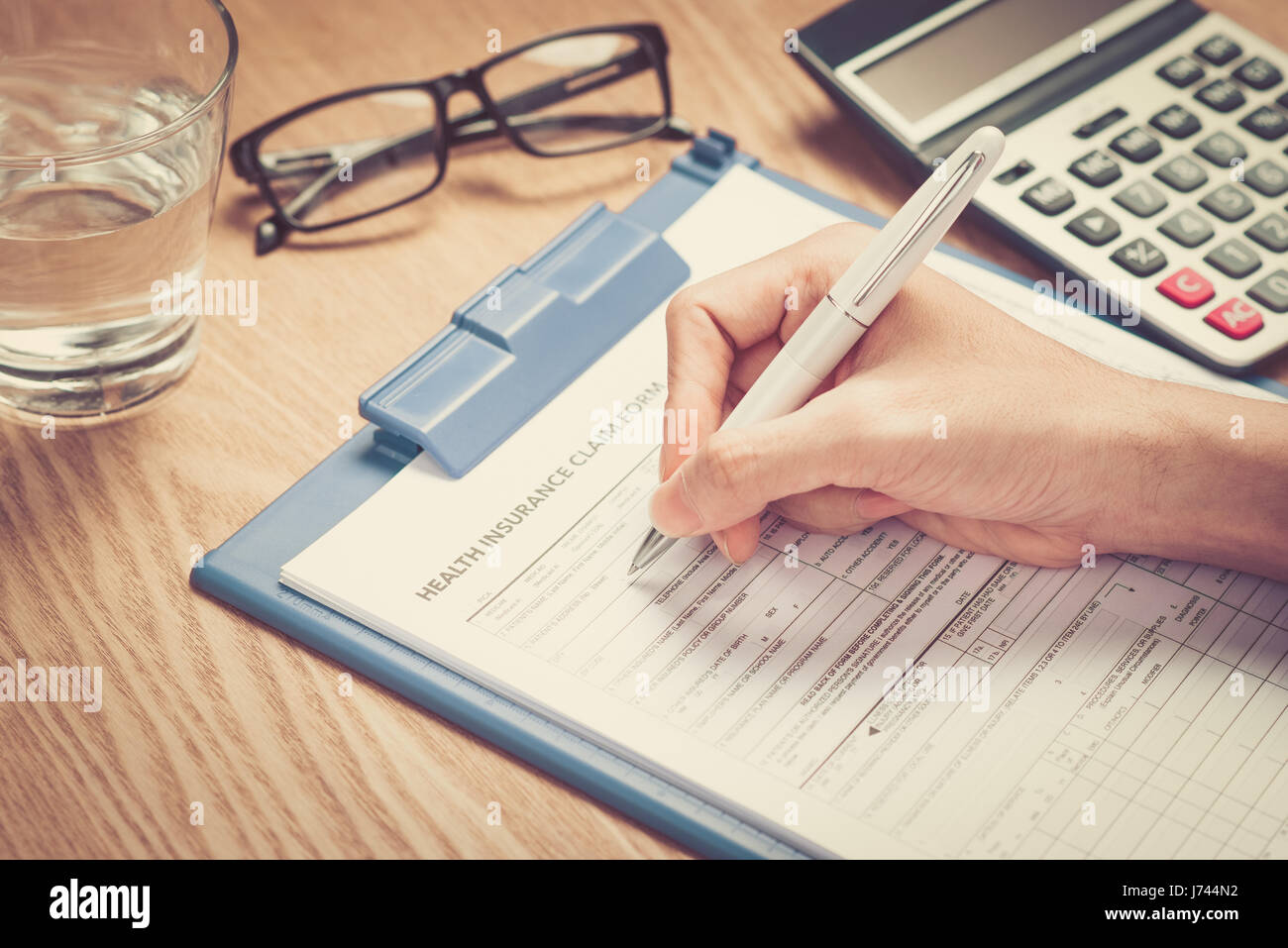 Scrive a mano le informazioni personali sulla salute assicurazioni modulo di reclamo Foto Stock