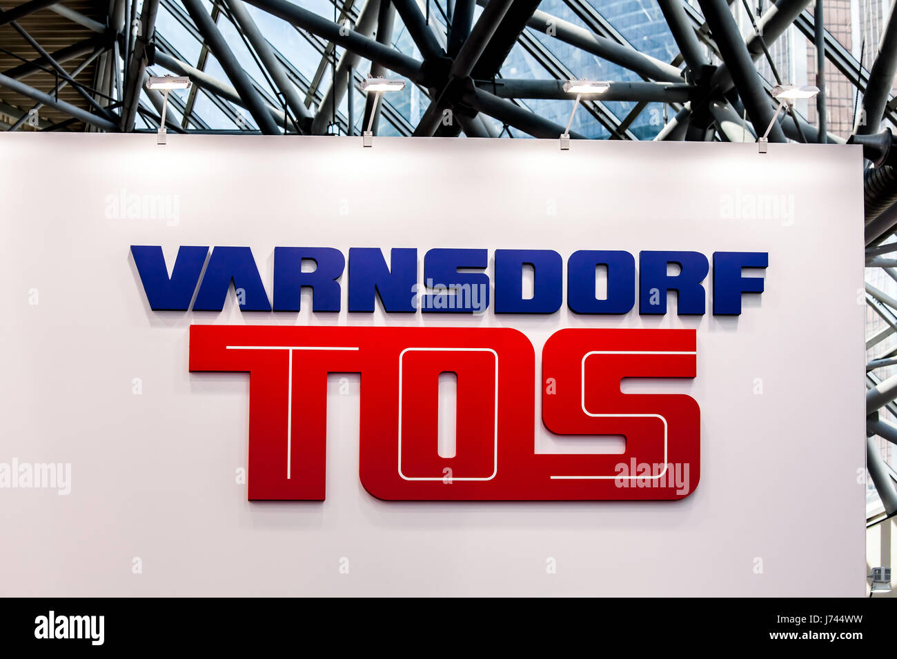 Tos Varnsdorf logo aziendale sulla parete. Foto Stock