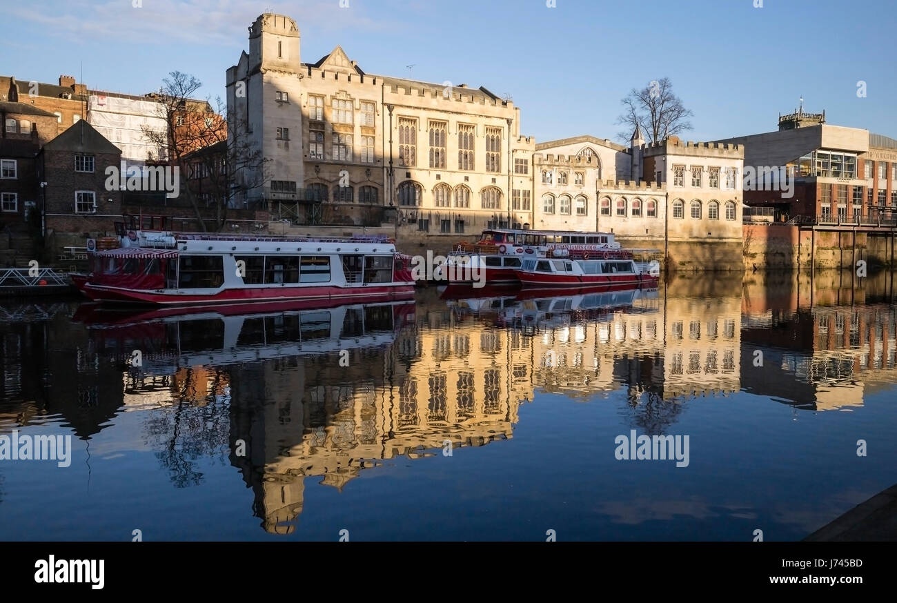 Il sole d'inverno su riverside edifici e barche, città di York, England, Regno Unito Foto Stock