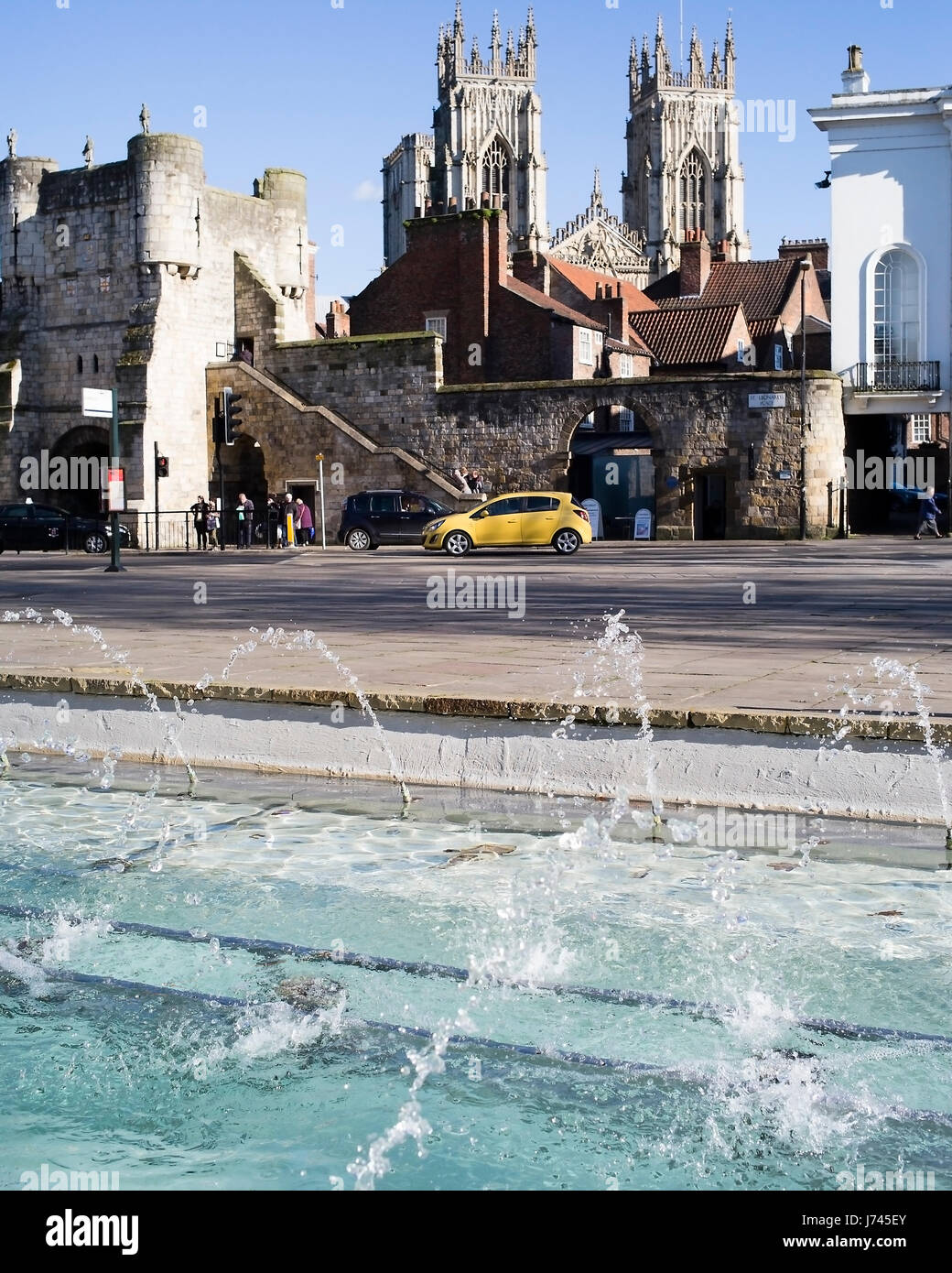 Un rinfrescante vista della cattedrale di York Minster dall esposizione Square, città di York, England, Regno Unito Foto Stock