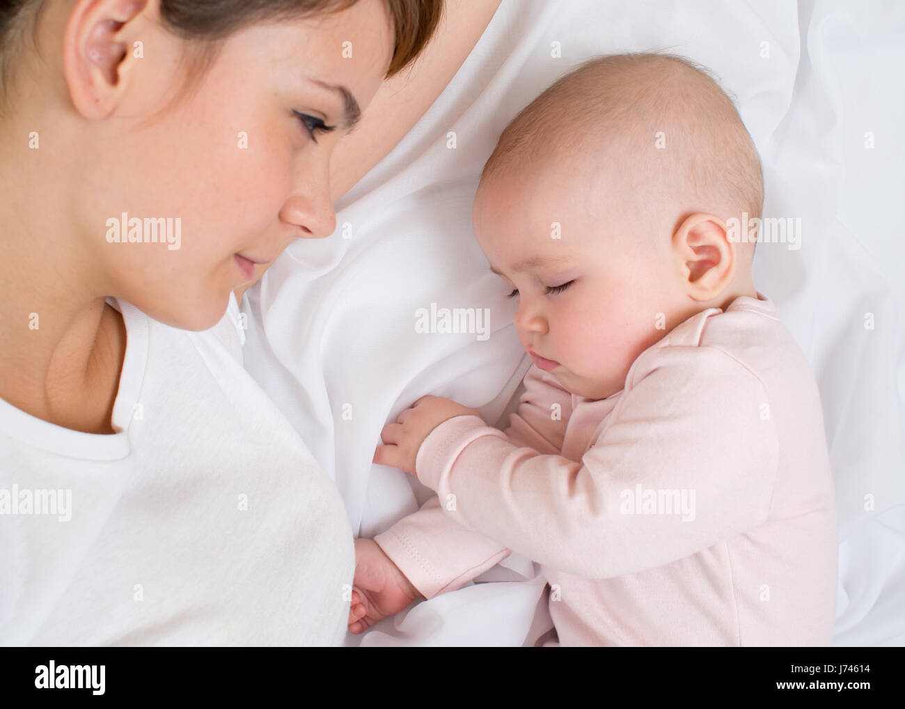 Giovane madre guardando il suo bambino ragazza Foto Stock