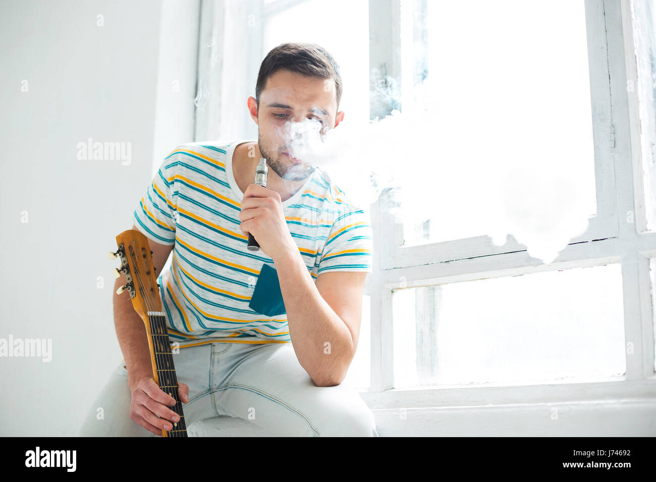 La faccia di vaping giovane uomo Foto Stock