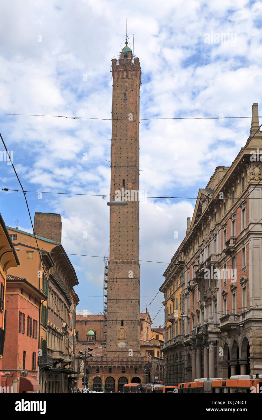 Le due torri, le due torri, la Torre degli Asinelli in 97m e la Torre della Garisenda a 47m, Piazza di Porta Ravegnana, Bologna, Emilia Romagna, Italia. Foto Stock