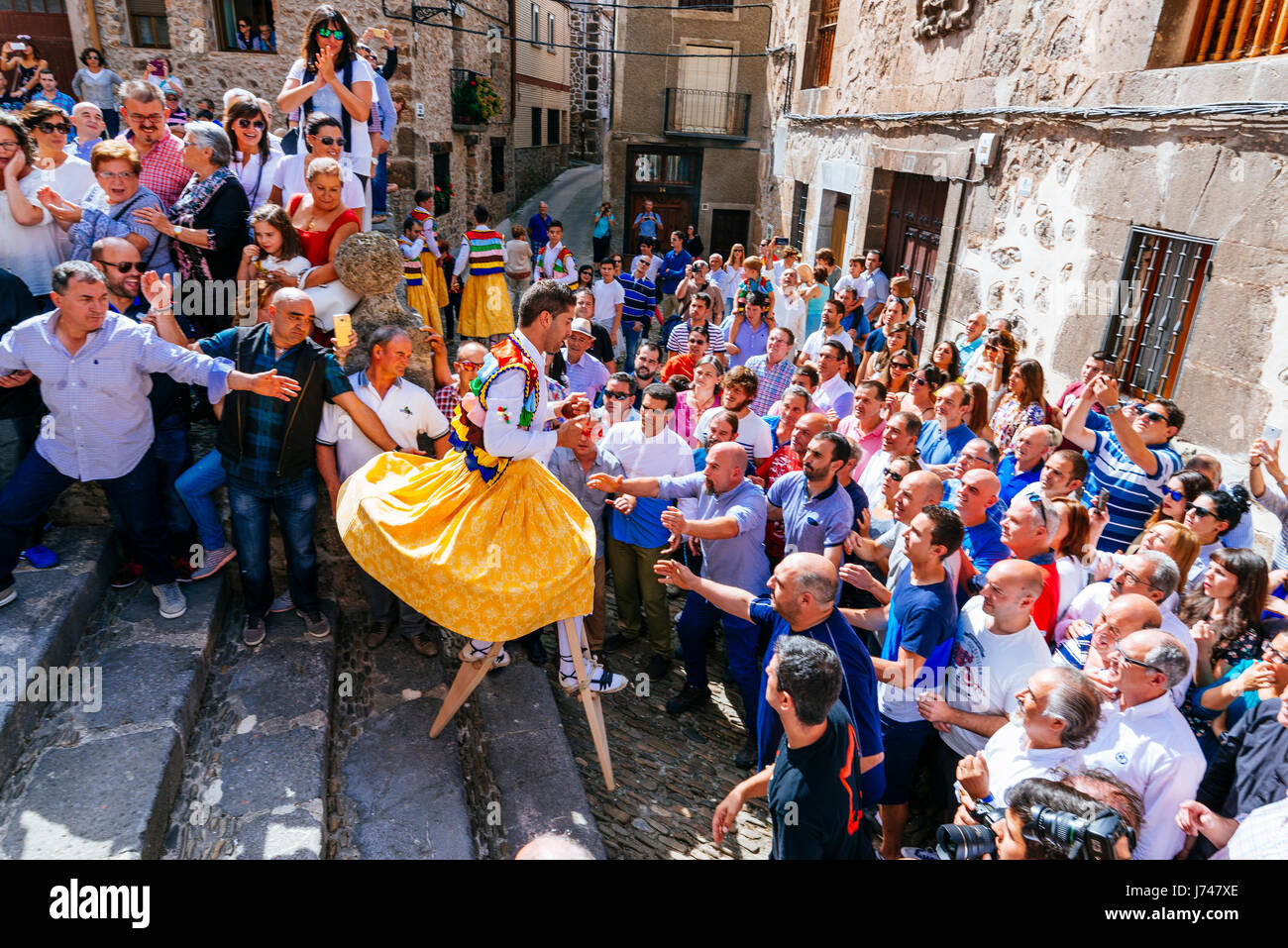 Ballare sui gradini della chiesa di San Andrés. Famoso folcloristica tradizionale celebrazione chiamata la Danza de los Zancos, Stilt danza. Anguiano, la R Foto Stock