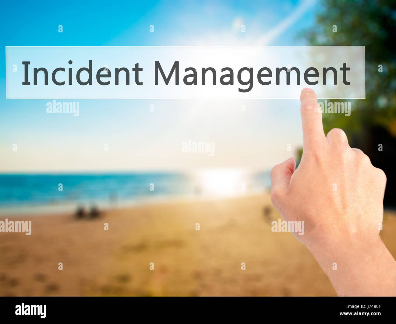 Incident Management - Mano premendo un pulsante sul fondo sfocato concetto . Business, tecnologia internet concetto. Stock Photo Foto Stock