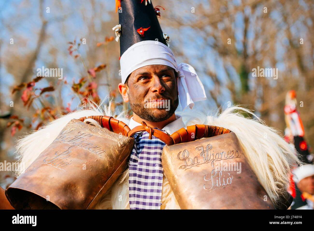 Personaggio di nome Zarramaco. La Vijanera, un carnevale d'inverno. Silió, Molledo, Cantabria, Spagna, Europa Foto Stock