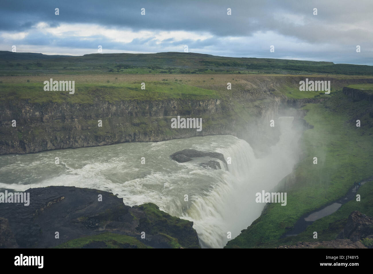 Gullfoss cascata in estate in Islanda, Europa - vintage colori con una certa quantità di cereali Foto Stock