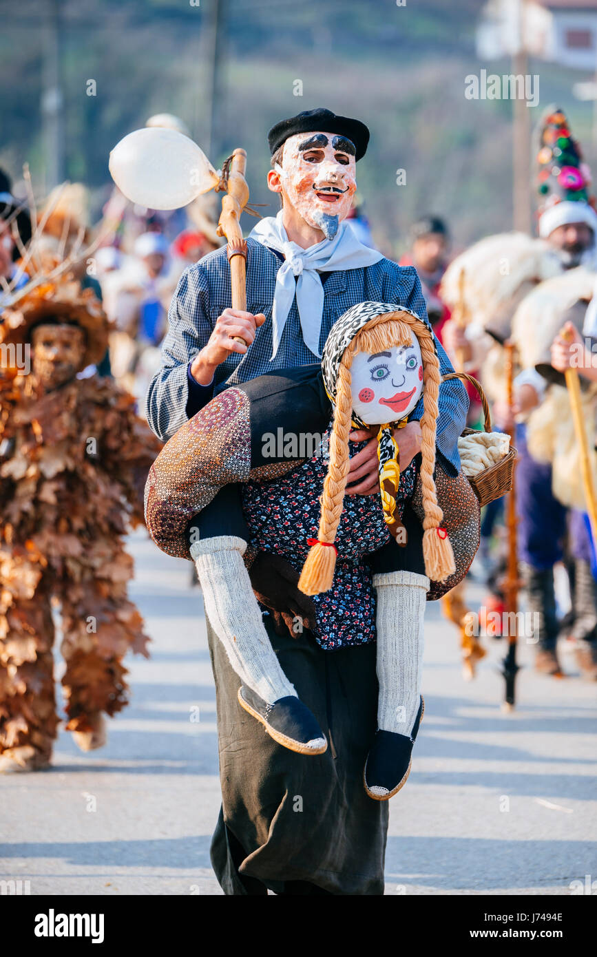 Personaggio chiamato La Pepa. La Vijanera, un carnevale d'inverno. Silió, Molledo, Cantabria, Spagna, Europa. Foto Stock