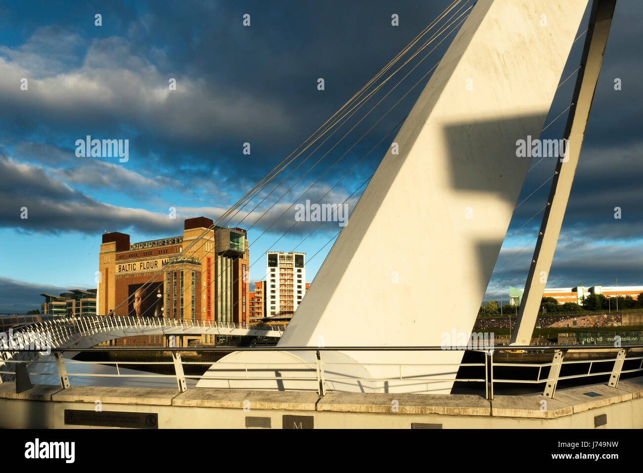 Baltic Modern Arts Center e il Millennium Bridge, Newcastle Gateshead, Tyneside Foto Stock