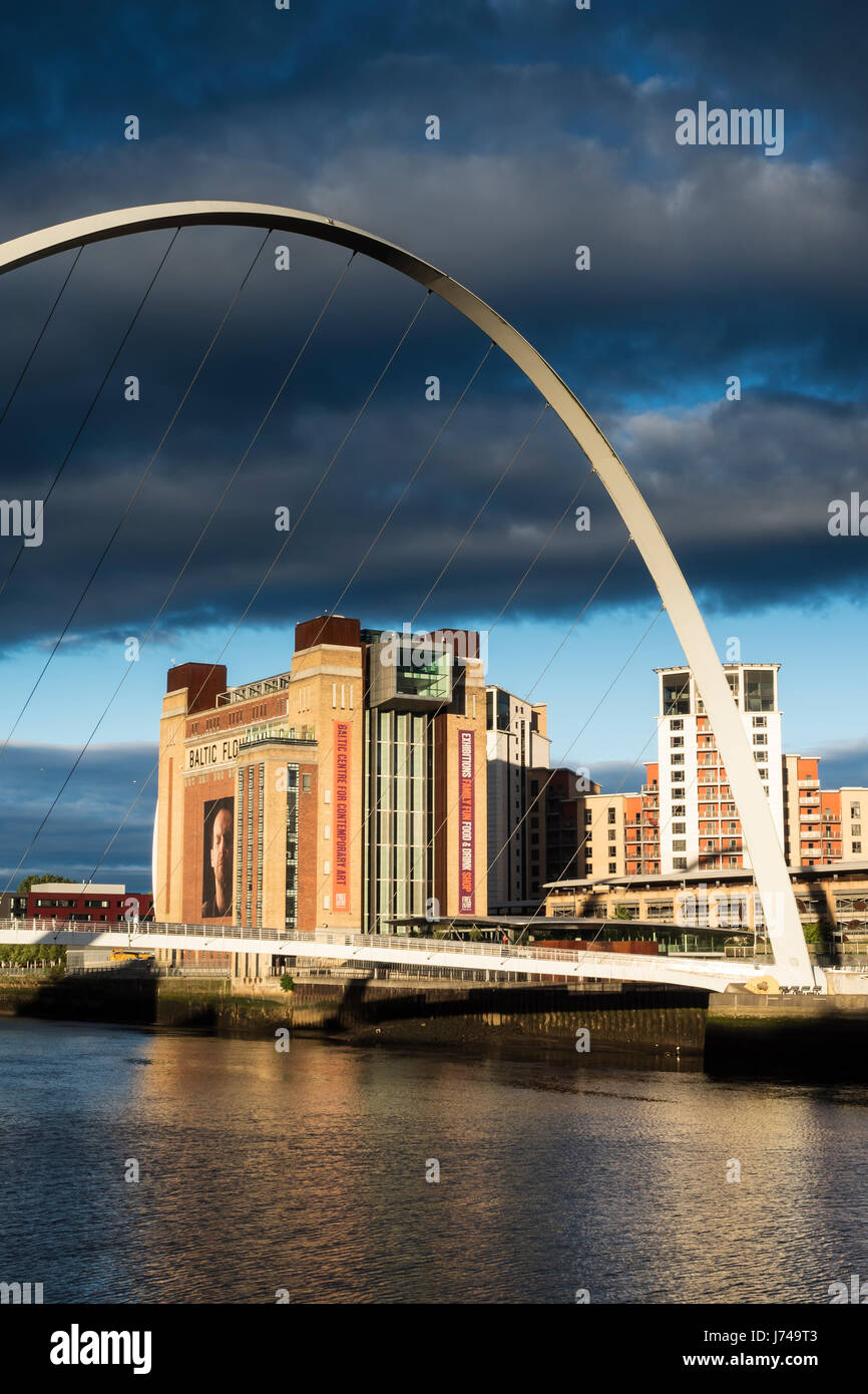 Baltic Modern Arts Center e il Millennium Bridge, Newcastle Gateshead, Tyneside Foto Stock