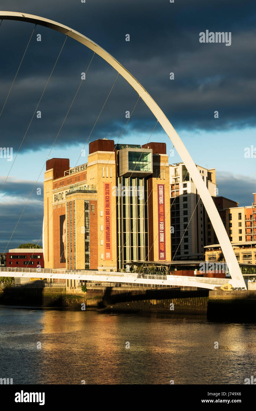 Baltic Modern Arts Center e il Millennium Bridge, Newcastle Gateshead, Tyneside Foto Stock