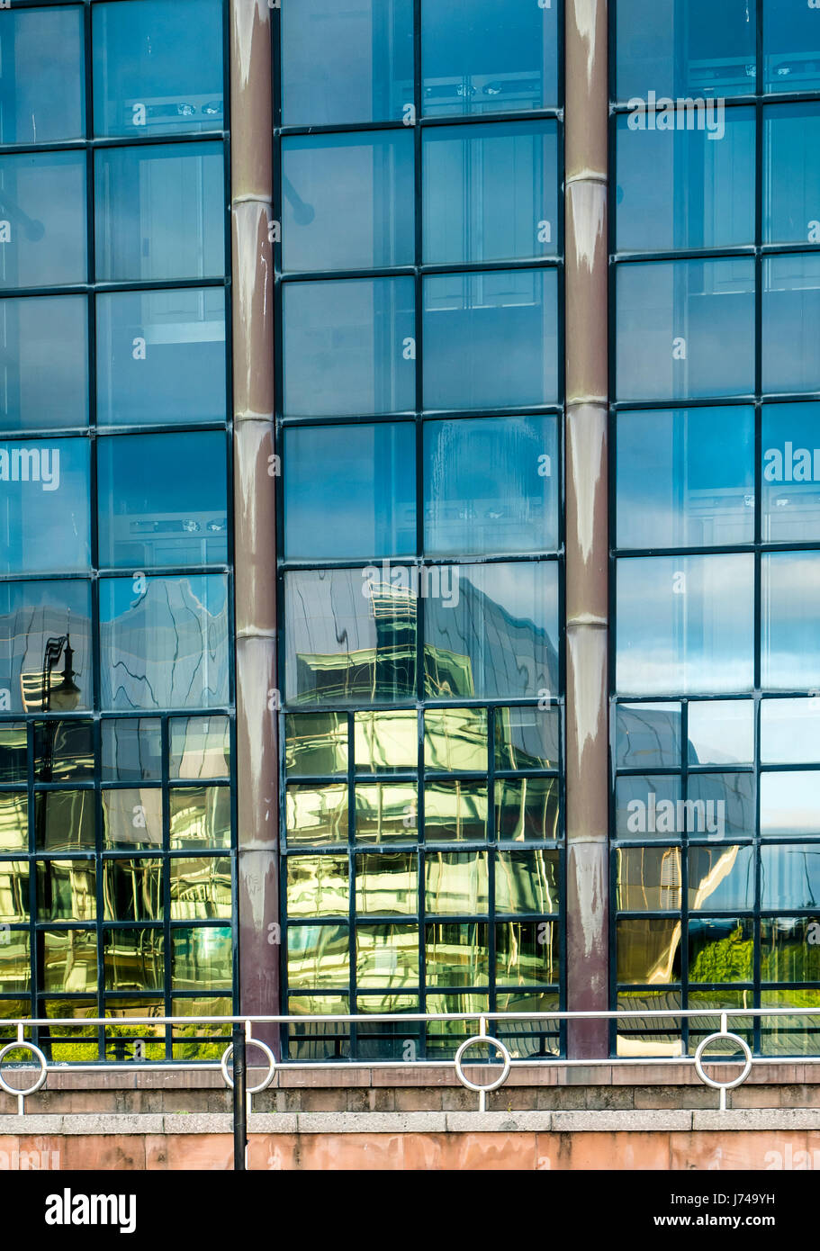 La riflessione del Sage Music Center, Gateshead in Newcastle Crown Court Foto Stock