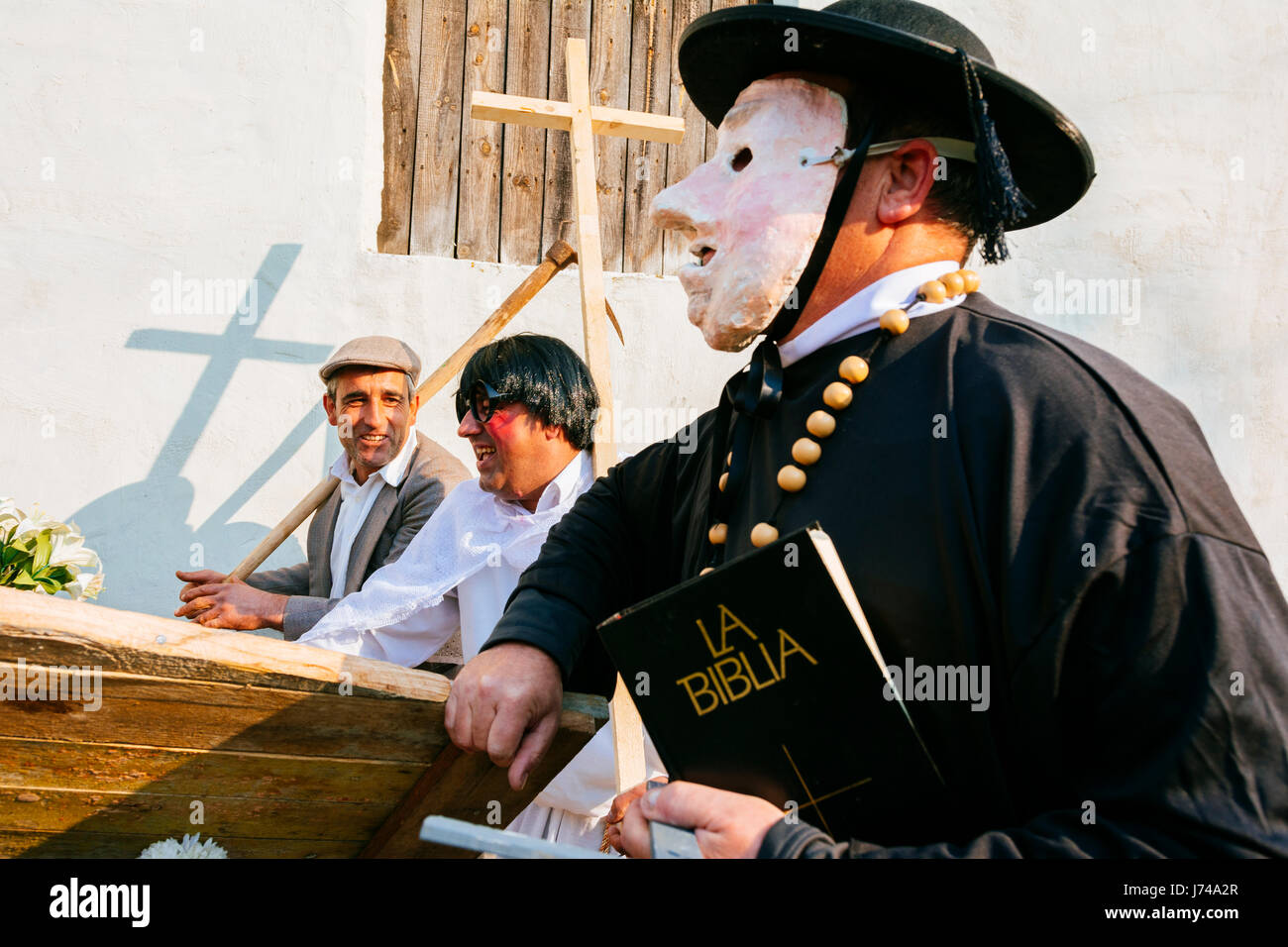 La sepoltura. La Vijanera, un carnevale d'inverno. Silió, Molledo, Cantabria, Spagna, Europa. Foto Stock