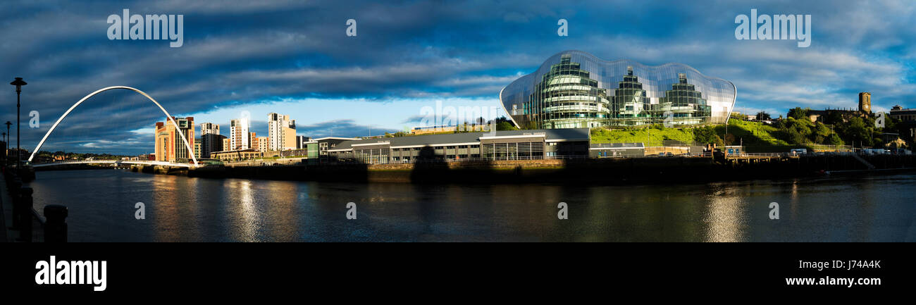 Baltic Modern Arts Center, Sage Music Center e il Millennium Bridge, Newcastle Gateshead, Tyneside Foto Stock