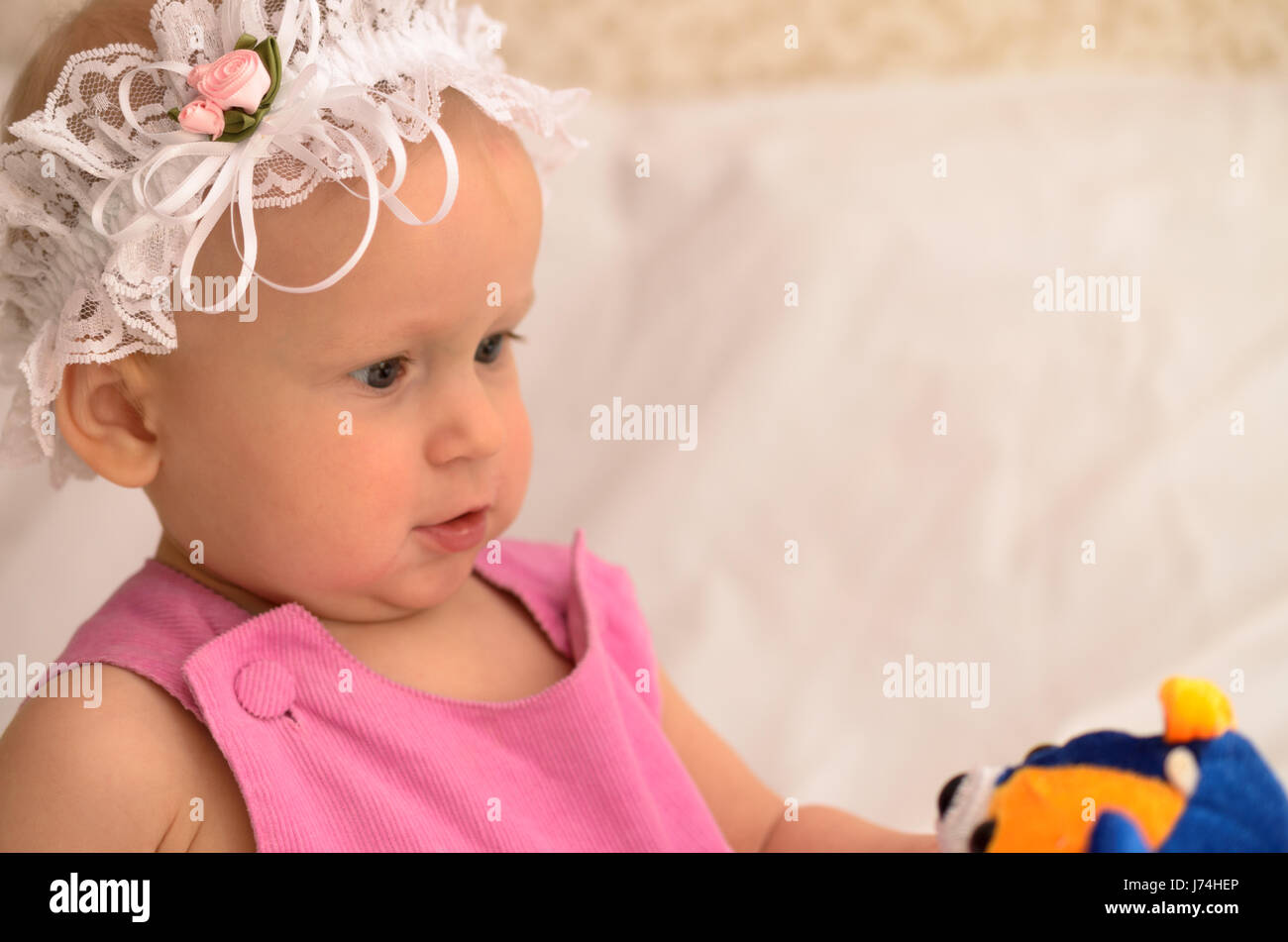 Un one-anno-vecchia ragazza con sua madre e un giocattolo sono carini. Foto Stock