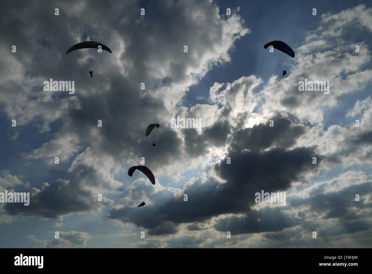 I parapendii e nuvole drammatico Foto Stock