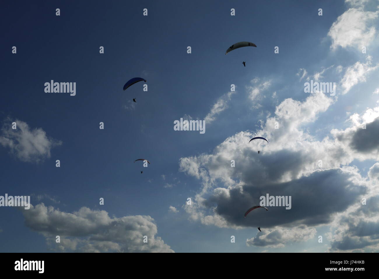 I parapendii e nuvole Foto Stock