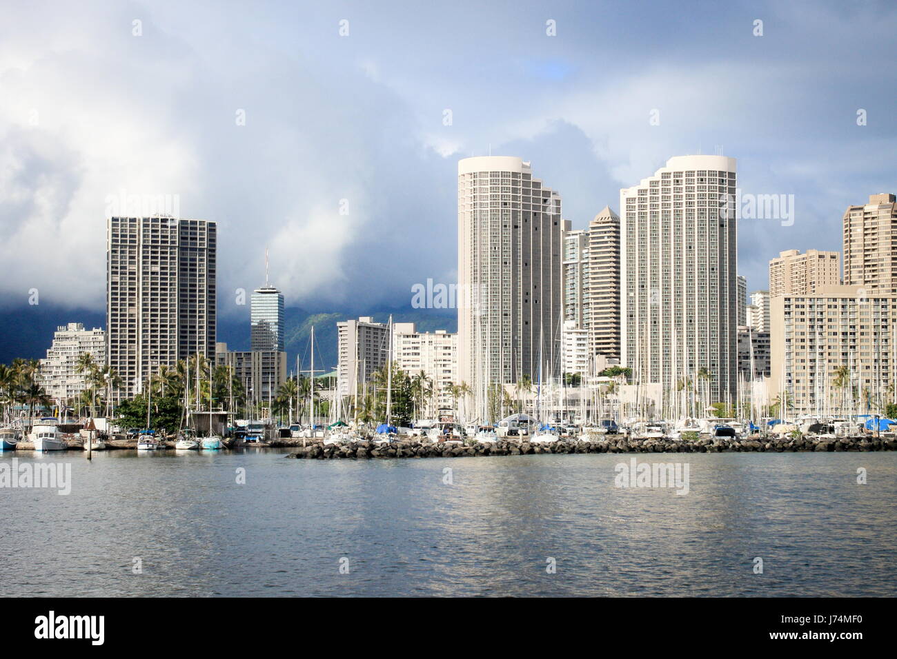 Honolulu, Hawaii, Stati Uniti d'America - 30 Maggio 2016: yacht ormeggiati a Ala Wai barca in porto la laguna Kahanamoku contro cityscape di Ala Moana. Foto Stock