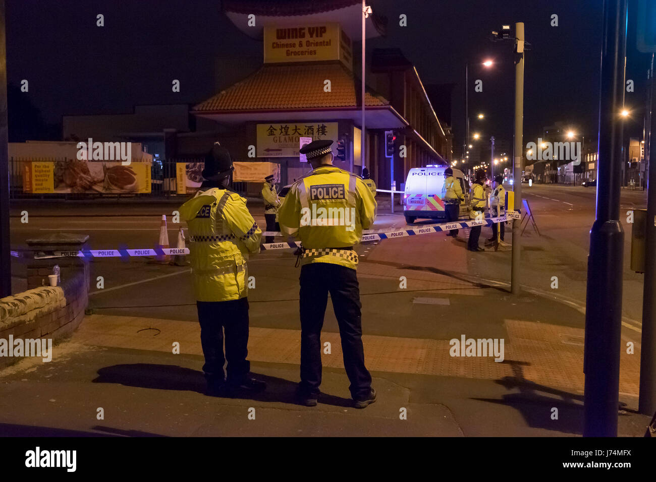 Manchester REGNO UNITO. Martedì 23 Maggio 2017. Cordone di polizia sulla strada Olgham. Copyright Ian Wray. Alamy Live News Foto Stock