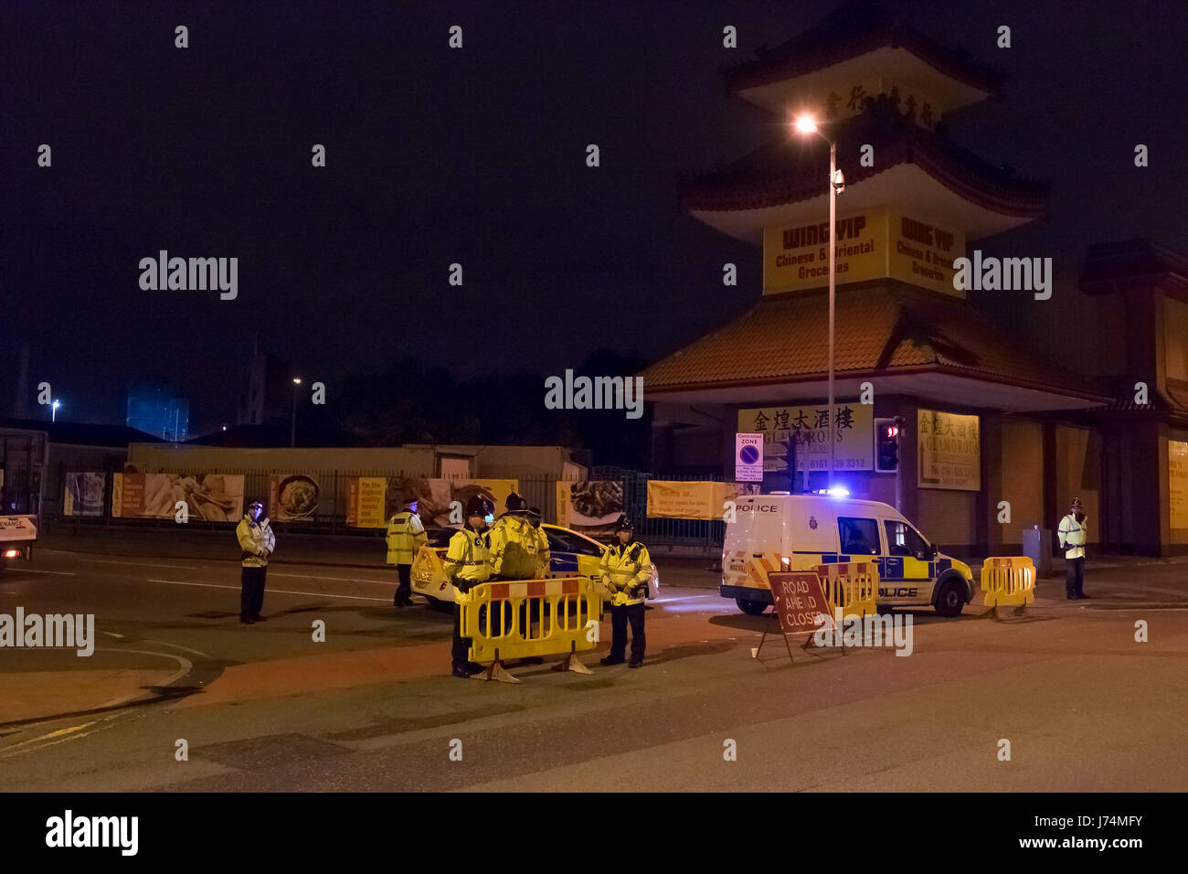 Manchester REGNO UNITO. Martedì 23 Maggio 2017. Cordone di polizia sulla strada Olgham. Copyright Ian Wray. Alamy Live News Foto Stock