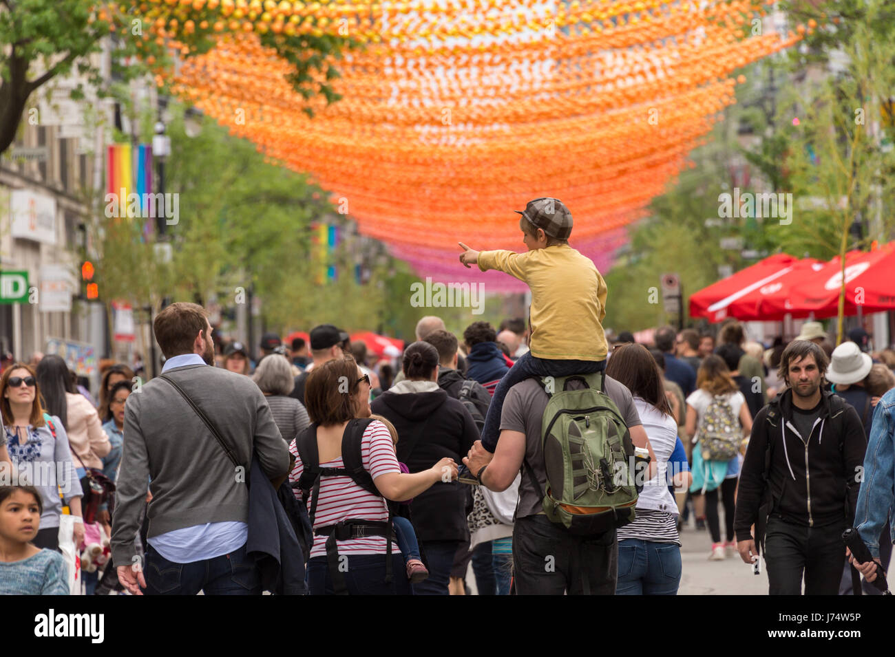 Montreal, CA - 21 Maggio 2017: Arcobaleno sfere arte di installazione '18 tonalità di gay' su Saint-Catherine Street nel villaggio gay Foto Stock