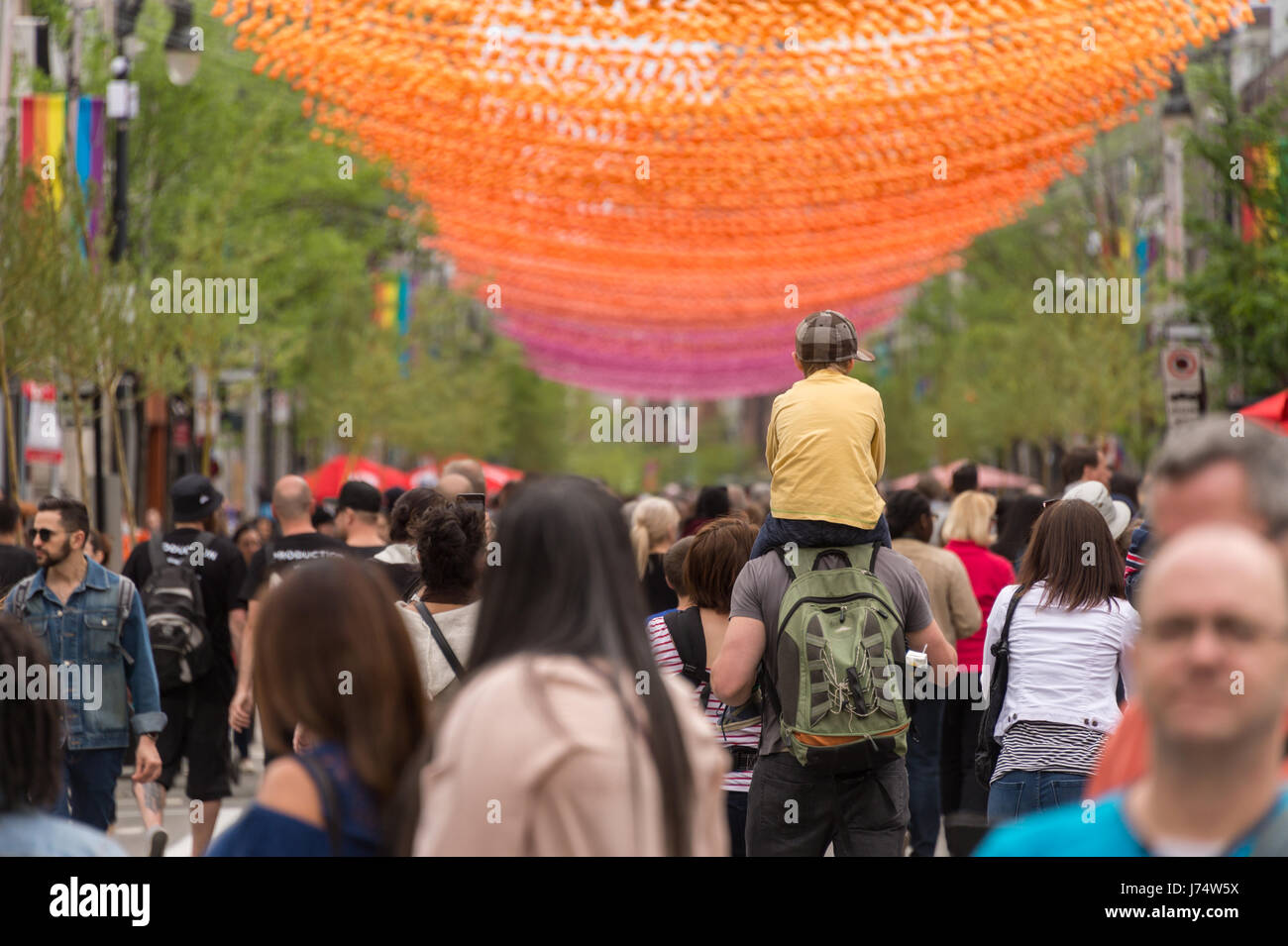 Montreal, CA - 21 Maggio 2017: Arcobaleno sfere arte di installazione '18 tonalità di gay' su Saint-Catherine Street nel villaggio gay Foto Stock