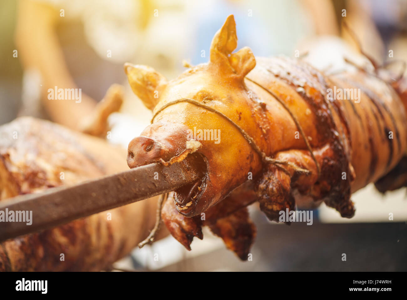 Spiedo arrosto di maiale, outdoor tradizionale preparazione alimentare, il fuoco selettivo Foto Stock