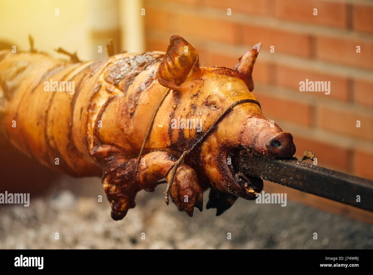 Spiedo arrosto di maiale, outdoor tradizionale preparazione alimentare, il fuoco selettivo Foto Stock