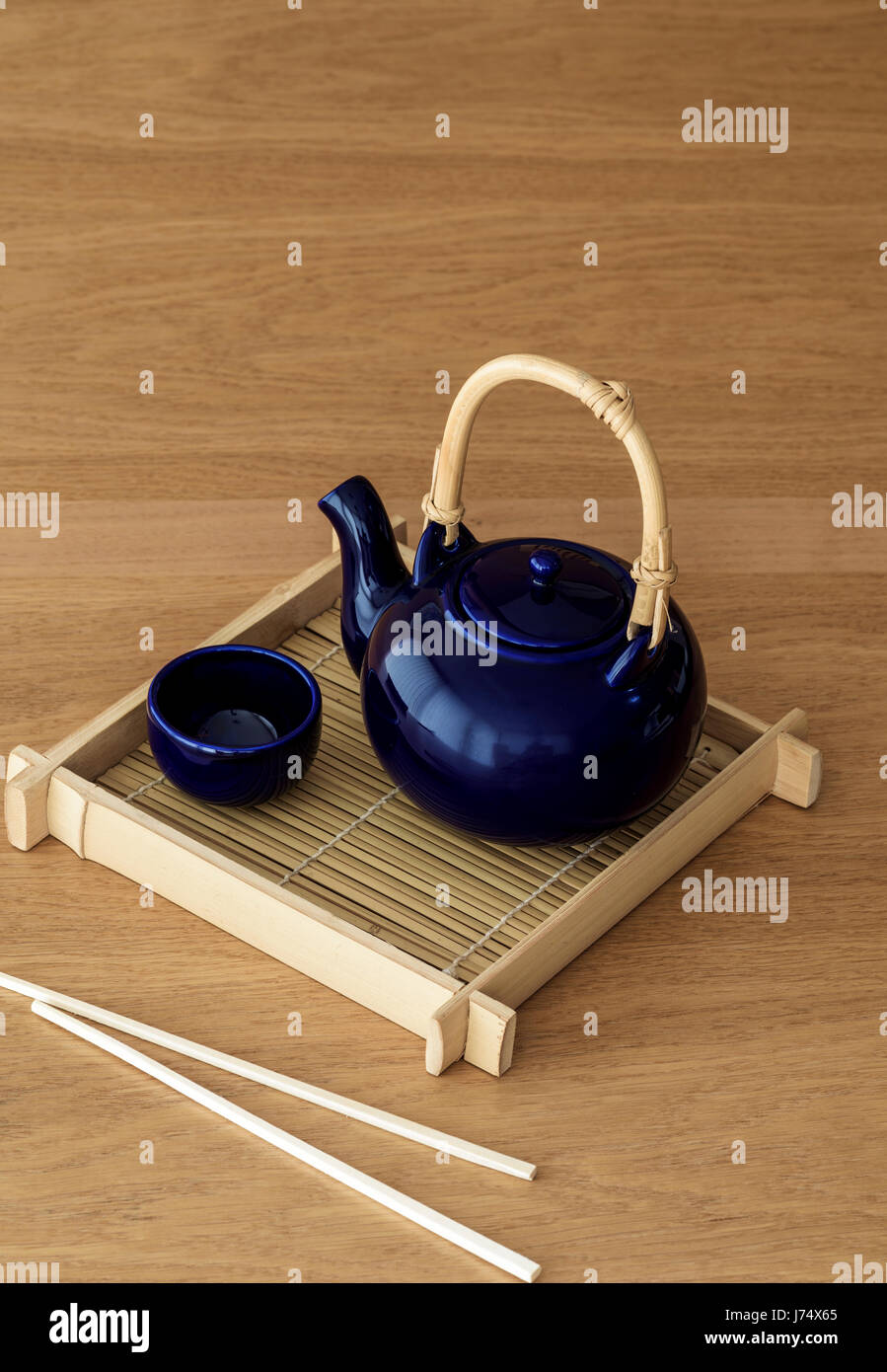 Il tè verde è servita in blu in ceramica pentola su un vassoio di bambù Foto Stock