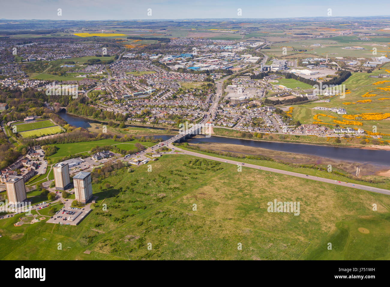 Fotografia aerea del ponte di Don area della città di Aberdeen nel nord est della Scozia, Regno Unito, mostrando il ponte sul Fiume Don e il Mare del Nord Foto Stock