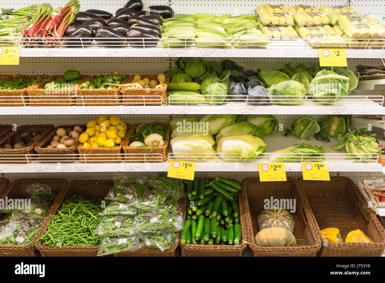 Frutta e verdura sugli scaffali dei supermercati immagini e fotografie  stock ad alta risoluzione - Alamy
