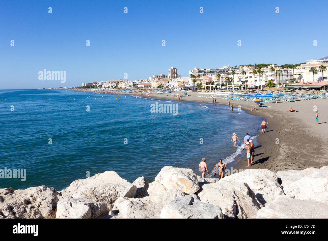 Spiaggia di Carihuela, Torremolinos, Spagna in una giornata di sole Foto Stock