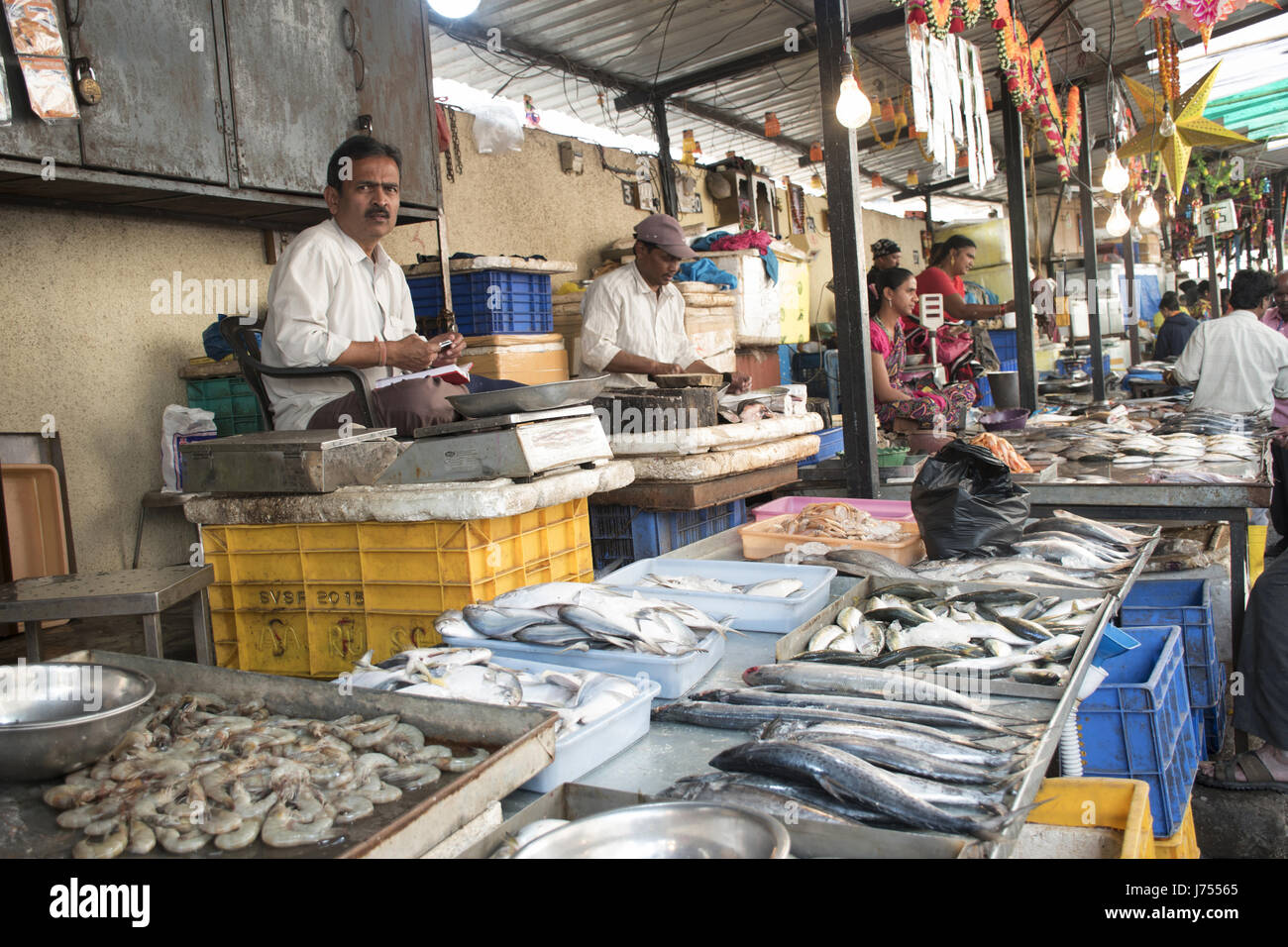 Tagliare il pesce in vendita nel mercato di Pune, Maharashtra Foto Stock